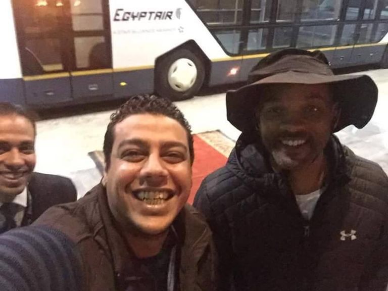 ويل سميث أمام الأهرامات في مصر