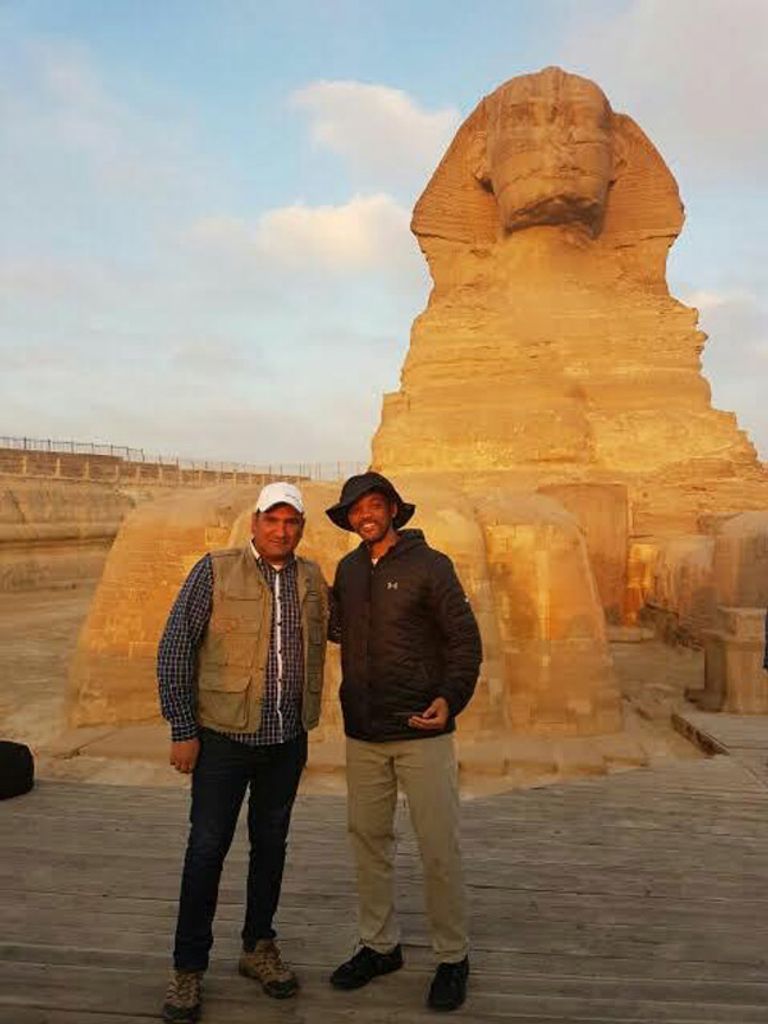 ويل سميث أمام الأهرامات في مصر