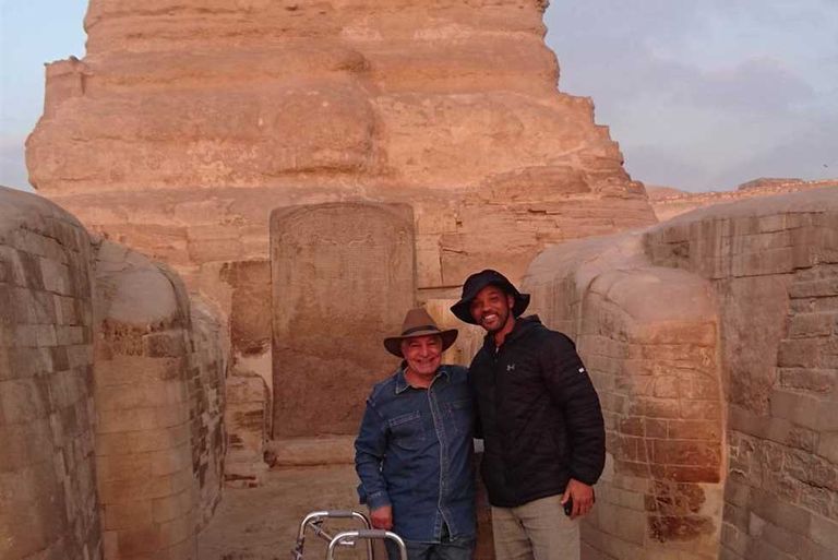 ويل سميث أمام الأهرامات في مصر