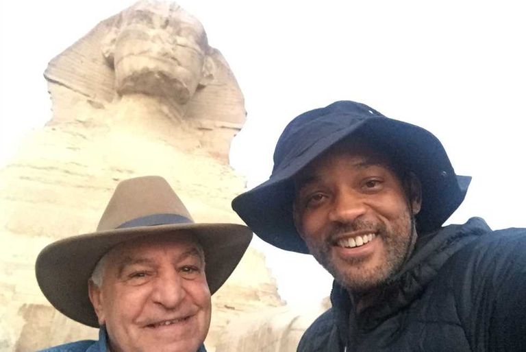 ويل سميث أمام الأهرامات في مصر