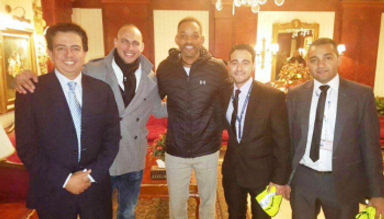 ويل سميث أمام الأهرامات في مصر