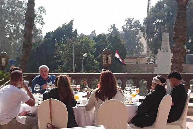 ويل سميث أمام الأهرامات في مصر