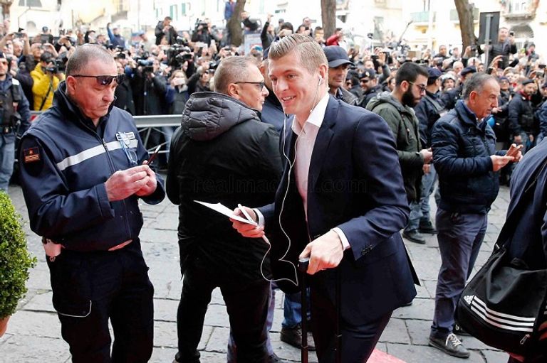 لاعبو الريال لدى وصولهم نابولي