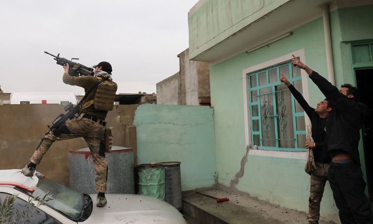 عراقيون يفرون من مناطق يسيطر عليها داعش