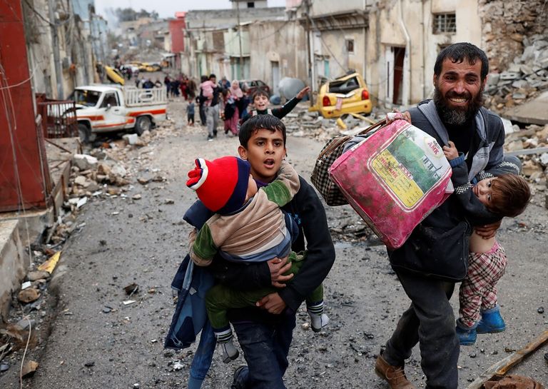 دموع الذعر واقتراب النجاة من جحيم الموصل