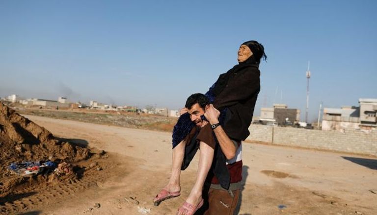 أمهات الموصل على ظهور الأبناء