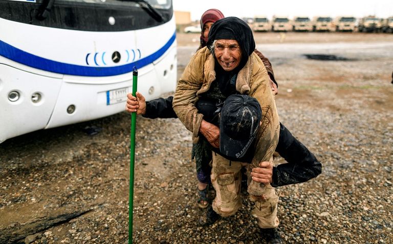 أمهات الموصل على ظهور الأبناء