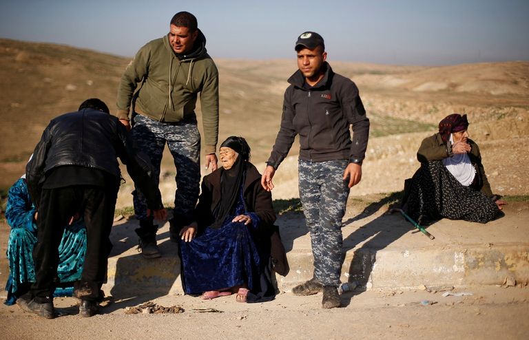 أمهات الموصل على ظهور الأبناء