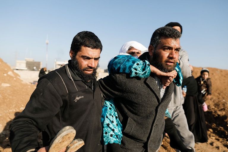 أمهات الموصل على ظهور الأبناء