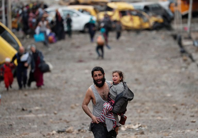 بساق واحدة يحاول النجاة من داعش