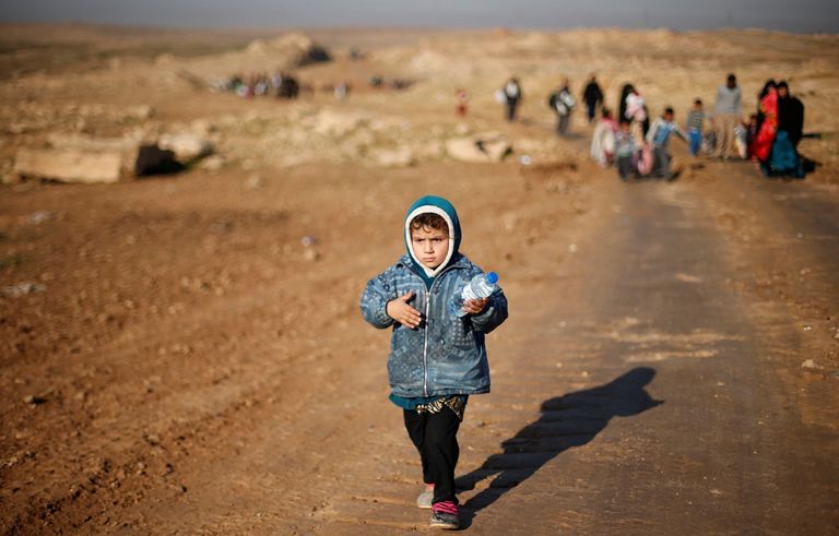 بساق واحدة يحاول النجاة من داعش