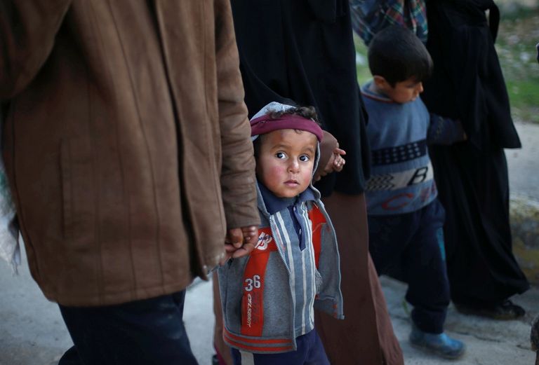 بساق واحدة يحاول النجاة من داعش