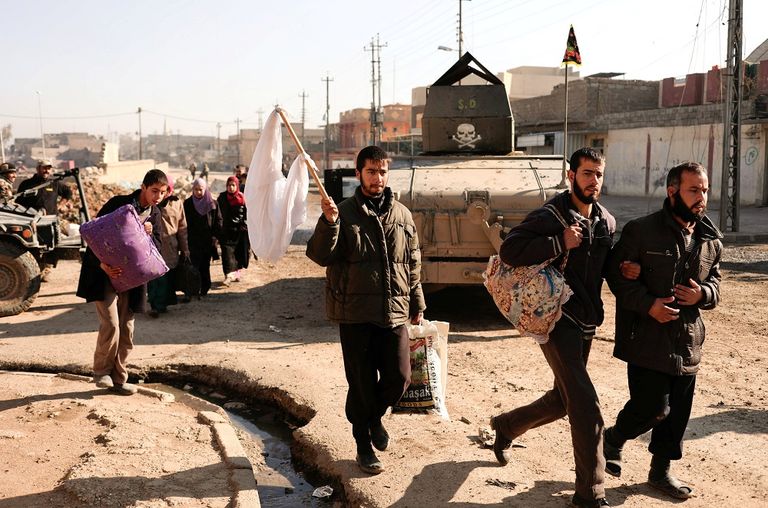 بساق واحدة يحاول النجاة من داعش