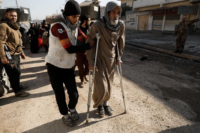 بساق واحدة يحاول النجاة من داعش