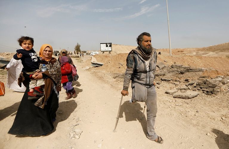 بساق واحدة يحاول النجاة من داعش