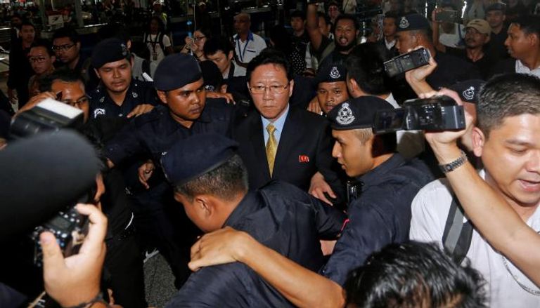 سفير كوريا الشمالية بماليزيا محاط بالأمن والصحفيين في مطار كوالالمبور