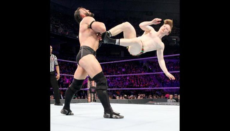 نيفيل يدفع رأس جالاجار لترتطم بأرض الحلبة