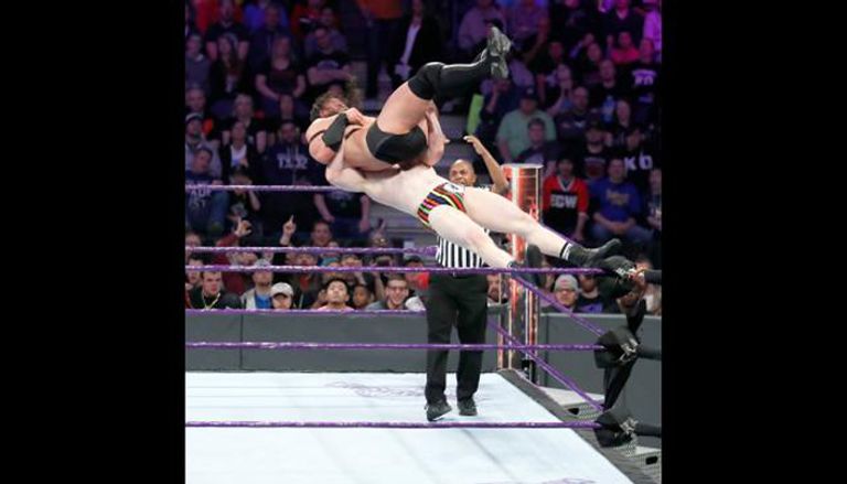 نيفيل يدفع رأس جالاجار لترتطم بأرض الحلبة