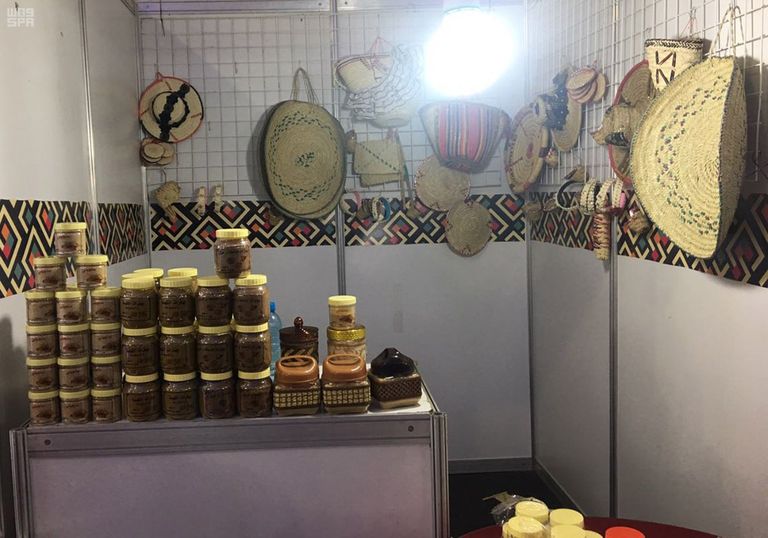 إحدى المشاركات في معرض الأسر المنتجة