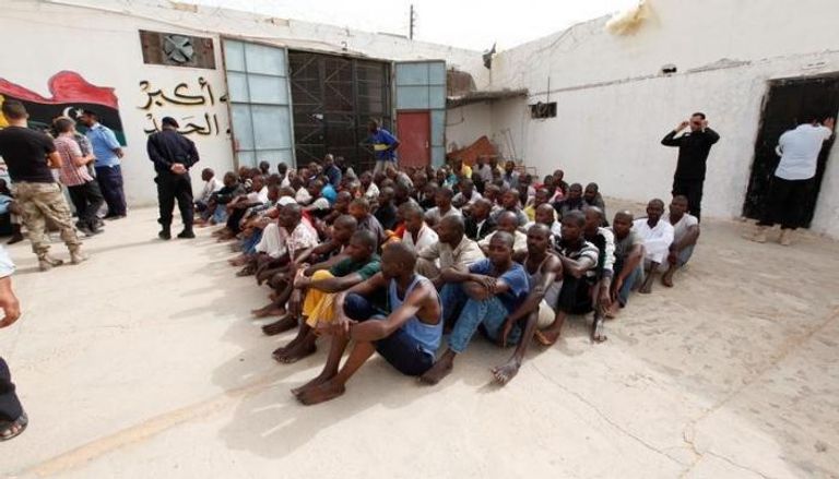 مهاجرون غير شرعيين بمعسكر في طرابلس