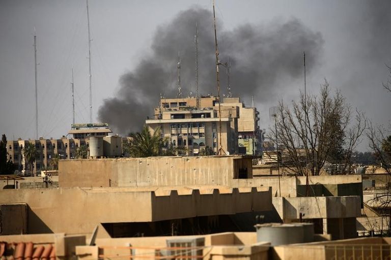 دخان يتصاعد خلال اشتباكات بين قوات عراقية ومقاتلي داعش قناص من فرقة الرد السريع بالجيش العراقي في الموصل