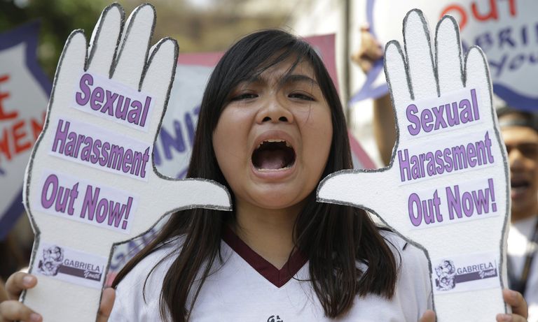 شركة أمريكية وضعت مجسما لفتاة أمام تمثال الثور الشهير في وول ستريت