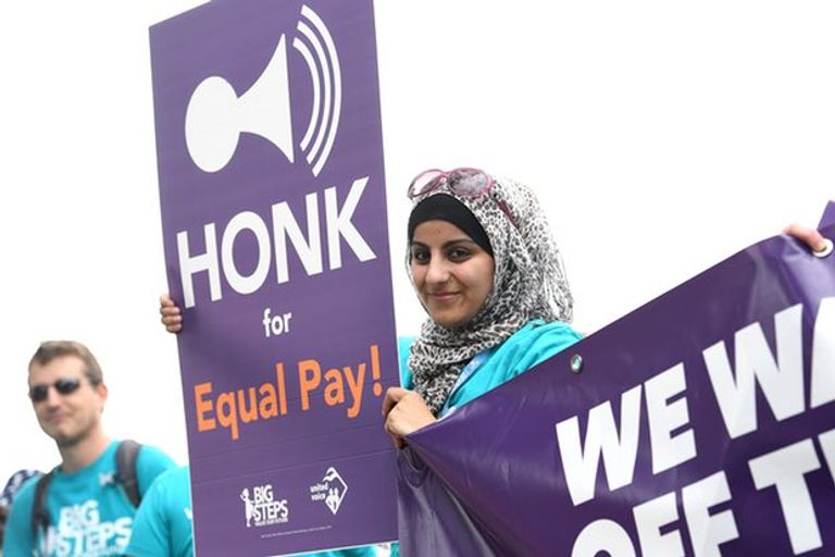 شركة أمريكية وضعت مجسما لفتاة أمام تمثال الثور الشهير في وول ستريت