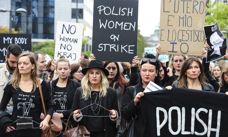 شركة أمريكية وضعت مجسما لفتاة أمام تمثال الثور الشهير في وول ستريت