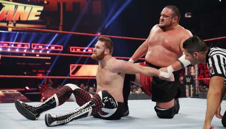 سامي زين على الحلبة فاقدا الوعي