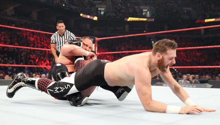 سامي زين على الحلبة فاقدا الوعي