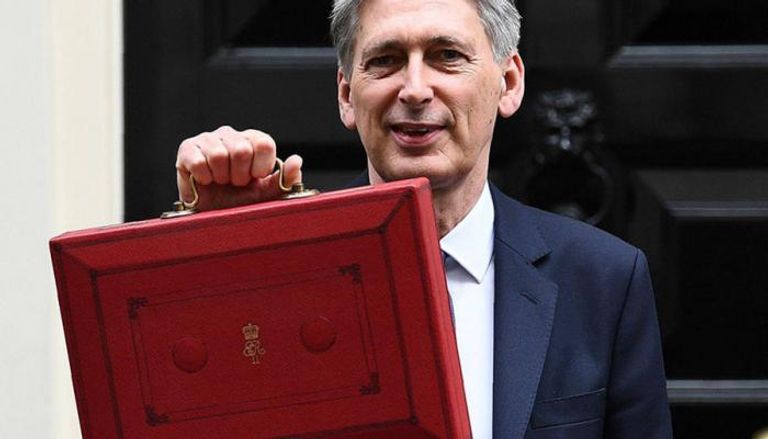 وزير المالية هاموند يحمل الحقيبة الحمراء 