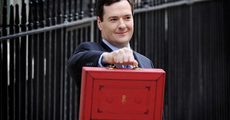 وزير المالية هاموند يحمل الحقيبة الحمراء