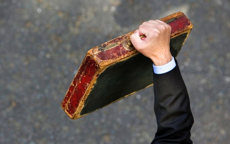 وزير المالية هاموند يحمل الحقيبة الحمراء