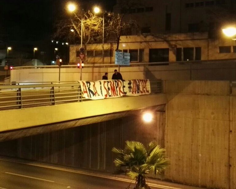 ميسي مع جماهير برشلونة