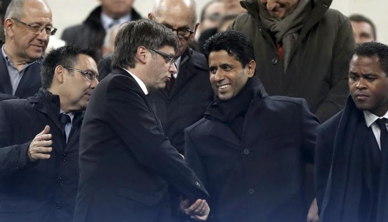 كارليس بوتشدمون يصافح ناصر الخليفي رئيس نادي باريس سان جيرمان