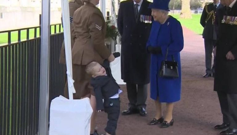 الطفل رفض مصافحة الملكة إليزابيث