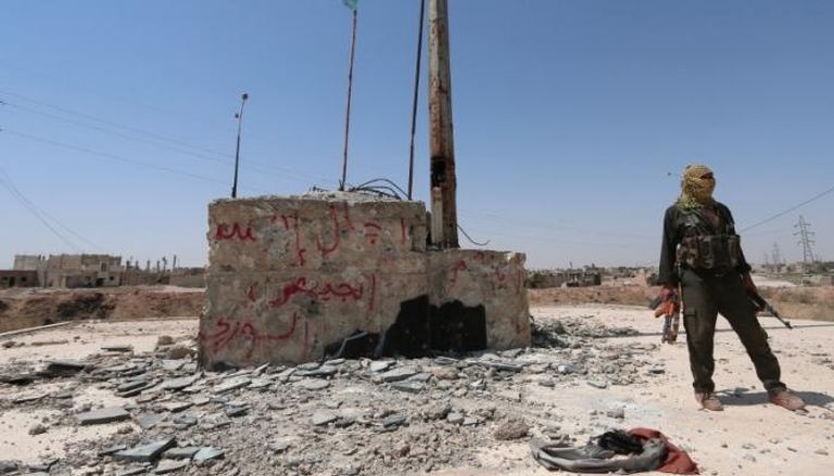 مقاتل كردي في مدينة الحسكة شمال سوريا (رويترز)
