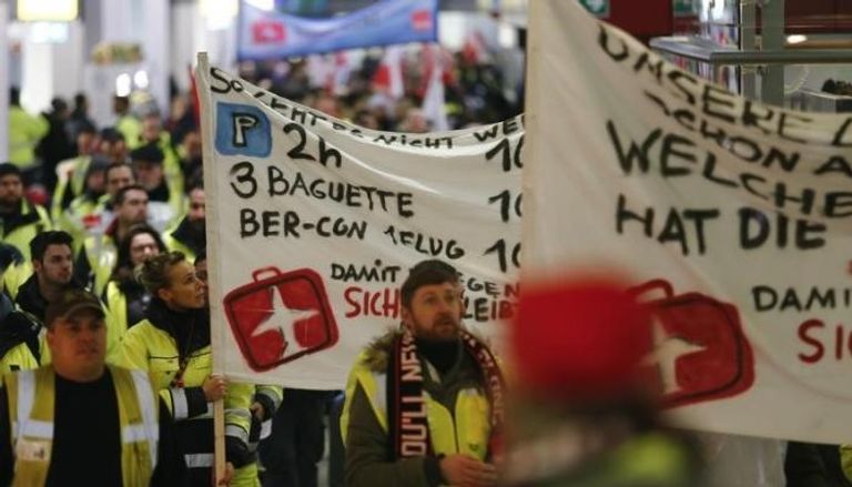 نقاببيون خلال الدعوة للإضراب في مطار ببرلين (رويترز)