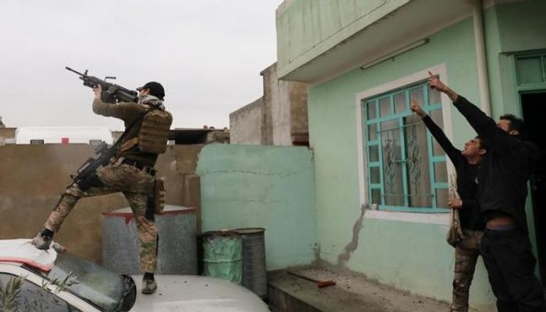 قوات خاصة عراقية تصوب النار نحو طائرة لداعش (رويترز)