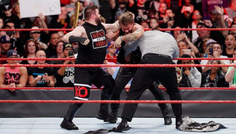 اشتباك قوي بين المصارعين الأربعة