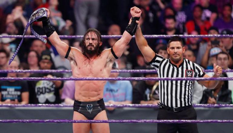 نيفيل يفوز باستسلام سوان