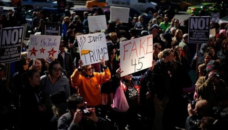 احتجاجات ضد ترامب في مانهاتن (رويترز)