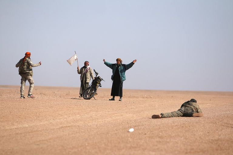 جندي تابع لسوريا الديمقراطية