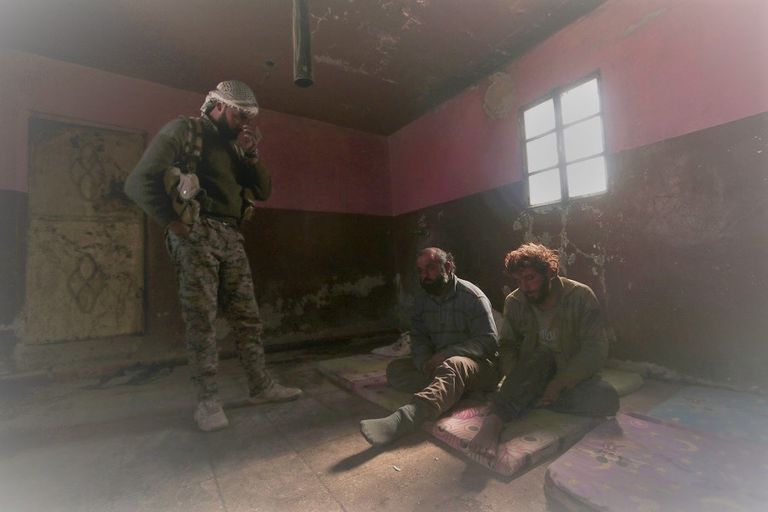 جندي تابع لسوريا الديمقراطية