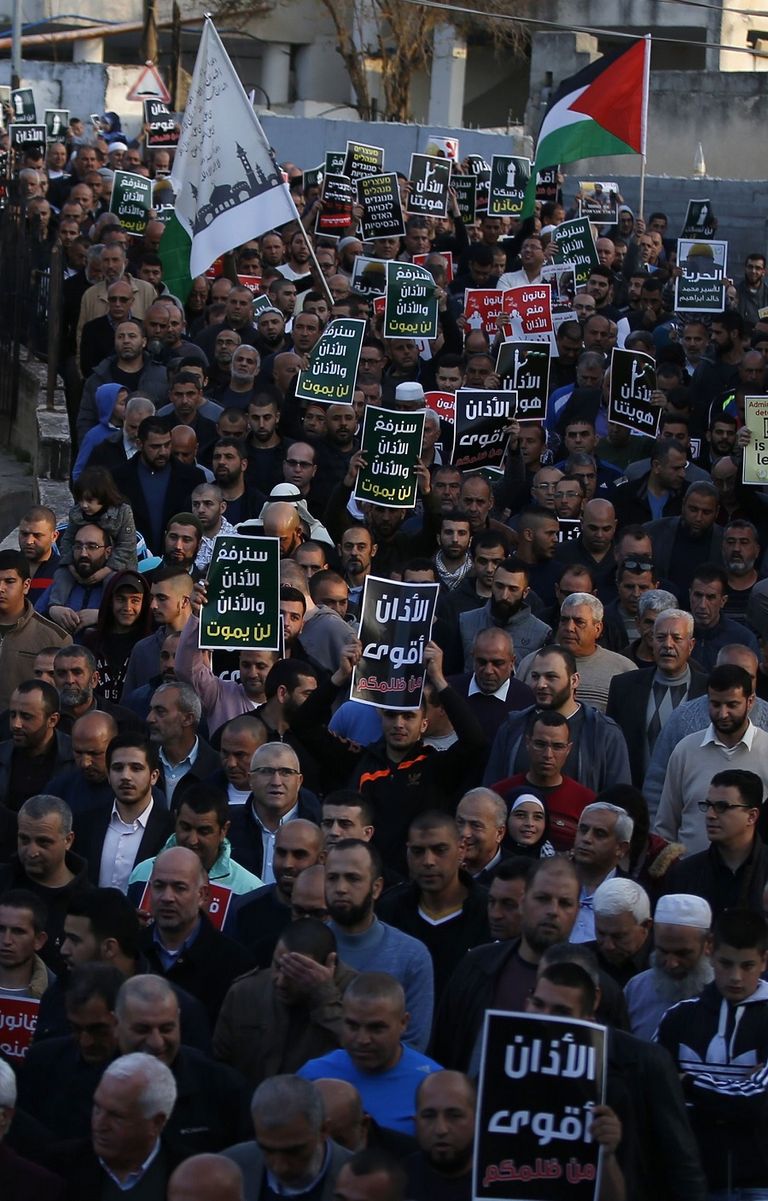 طفلة من عرب إسرائيل تتظاهر دفاعا عن الأذان