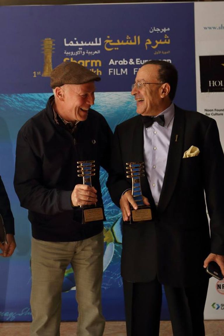 الفائزون على المنصة لاستلام جوائزهم