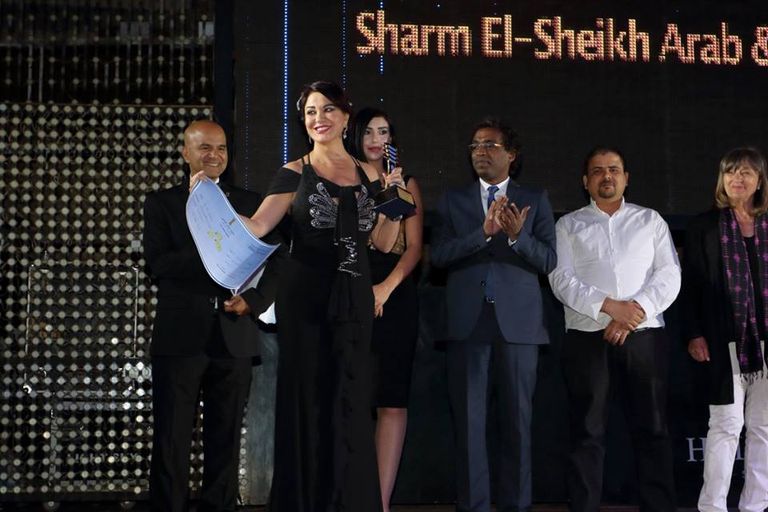 الفائزون على المنصة لاستلام جوائزهم