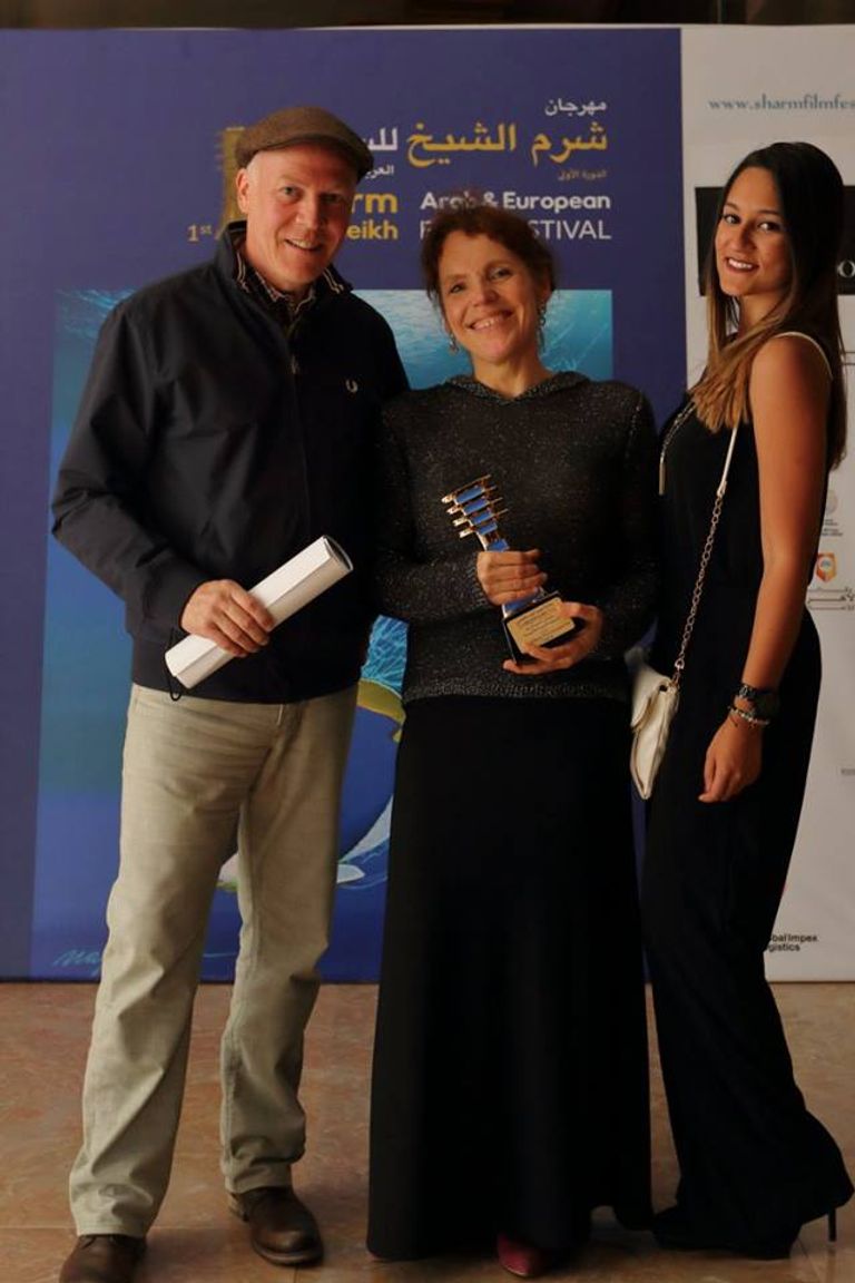 الفائزون على المنصة لاستلام جوائزهم