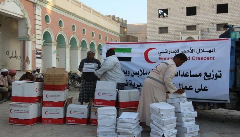 الهلال الأحمر الإماراتي يقدم مساعدات إنسانية لأهالي تريم اليمنية