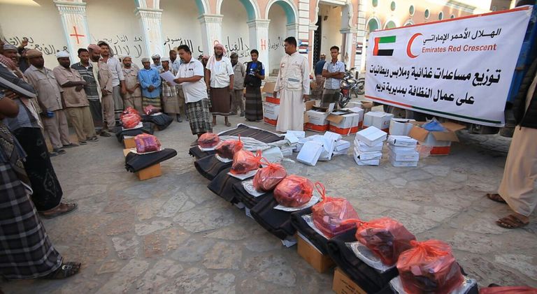 الهلال الأحمر الإماراتي يقدم مساعدات إنسانية لأهالي تريم اليمنية